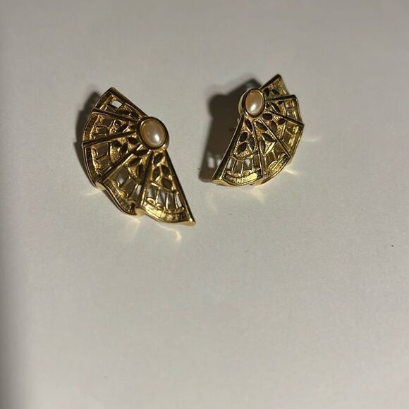 Gold & faux pearl fan pierced earrings. - Picture 1 of 4
